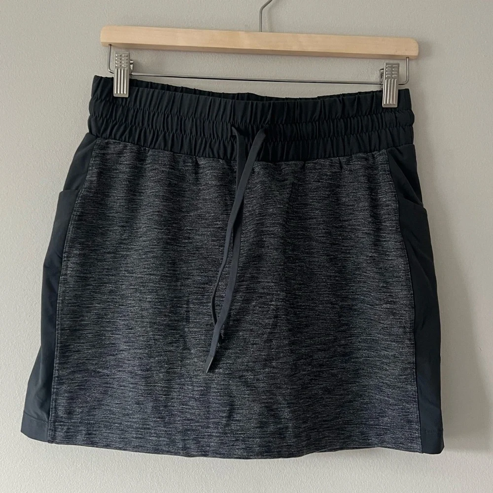 Athleta Excursion Hybrid Mid-Rise Tennis Skort in Dark Heathered Gray Size XS